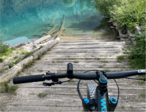 Rennrad steht vor einem klaren See