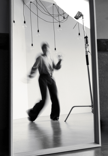 Foto von Martina Grötschnig tanzt vor Spiegel